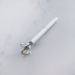 قلم أبيض وفضي - شكل ماسي